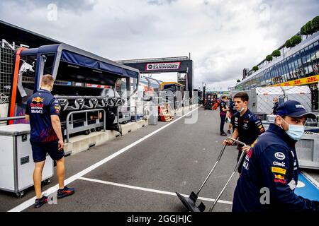 Vorbereitung des Großen Preises der Formel 1 in den Niederlanden auf dem Circuit Zandvoort in Zandvoort, Niederlande, am 1. September 2021. Der Aufbau für die Formel 1 auf dem Circuit Zandvoort. Anfang September wird auf dieser Strecke das Formel-1-Rennen des Dutch Grand Prix Zandvoort ausgetragen. Rennstrecke in Zandvoort, wo sie sich auf den niederländischen GP vorbereiten. Der Circuit Zandvoort ist fast bereit für das Formel-1-Rennen an diesem Wochenende. Foto von Robin Utrecht/ABACAPRESS.COM Stockfoto