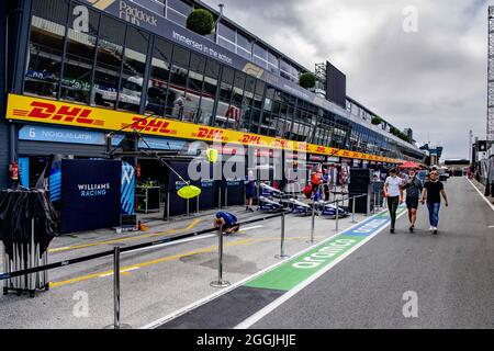 Vorbereitung des Großen Preises der Formel 1 in den Niederlanden auf dem Circuit Zandvoort in Zandvoort, Niederlande, am 1. September 2021. Der Aufbau für die Formel 1 auf dem Circuit Zandvoort. Anfang September wird auf dieser Strecke das Formel-1-Rennen des Dutch Grand Prix Zandvoort ausgetragen. Rennstrecke in Zandvoort, wo sie sich auf den niederländischen GP vorbereiten. Der Circuit Zandvoort ist fast bereit für das Formel-1-Rennen an diesem Wochenende. Foto von Robin Utrecht/ABACAPRESS.COM Stockfoto