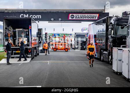 Vorbereitung des Großen Preises der Formel 1 in den Niederlanden auf dem Circuit Zandvoort in Zandvoort, Niederlande, am 1. September 2021. Der Aufbau für die Formel 1 auf dem Circuit Zandvoort. Anfang September wird auf dieser Strecke das Formel-1-Rennen des Dutch Grand Prix Zandvoort ausgetragen. Rennstrecke in Zandvoort, wo sie sich auf den niederländischen GP vorbereiten. Der Circuit Zandvoort ist fast bereit für das Formel-1-Rennen an diesem Wochenende. Foto von Robin Utrecht/ABACAPRESS.COM Stockfoto