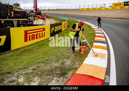 Vorbereitung des Großen Preises der Formel 1 in den Niederlanden auf dem Circuit Zandvoort in Zandvoort, Niederlande, am 1. September 2021. Der Aufbau für die Formel 1 auf dem Circuit Zandvoort. Anfang September wird auf dieser Strecke das Formel-1-Rennen des Dutch Grand Prix Zandvoort ausgetragen. Rennstrecke in Zandvoort, wo sie sich auf den niederländischen GP vorbereiten. Der Circuit Zandvoort ist fast bereit für das Formel-1-Rennen an diesem Wochenende. Foto von Robin Utrecht/ABACAPRESS.COM Stockfoto