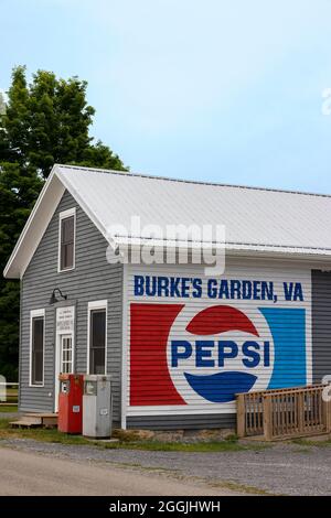 Burke's Garden, Virginia, USA - 7. August 2021: Postamt in dieser ländlichen Gemeinde mit zwei alten Gaspumpen vor dem Hotel. Stockfoto