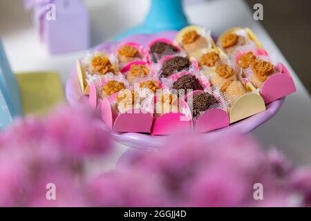 Candy-Tisch für Kindergeburtstag dekoriert. Süßigkeiten auf Geburtstagsparty-Tisch. Stockfoto