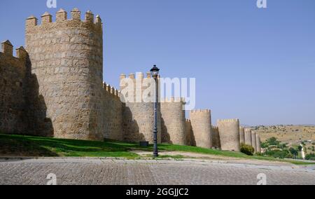 Ein Blick auf die steinerne Befestigungsmauer, die die alte rumänische Stadt Avila in Spanien umgibt Stockfoto