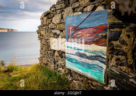 Ein altes, ruiniertes und dachloses Gebäude mit alten Booten bildet eine ungewöhnliche Kunstgalerie in der Skerray Bay an der Nordküste Schottlands direkt vor der NC500. Stockfoto