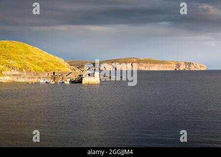 Skerray Bay und Hafen an der Nordküste Schottlands, direkt an der NC500. Eilean Nan Ron steht am Horizont. Stockfoto