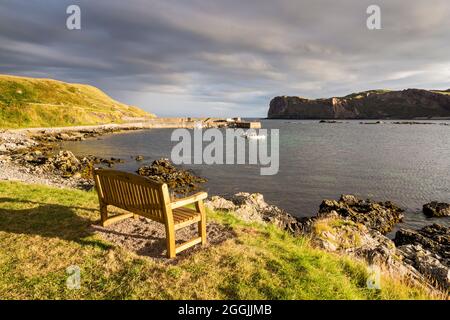 Skerray Bay und Hafen an der Nordküste Schottlands, direkt an der NC500. Auf der rechten Seite befindet sich die Insel Neave oder Coomb. Stockfoto