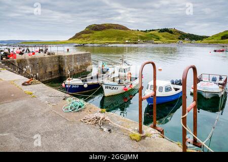 Boote schützen hinter der Hafenmauer in der Skerray Bay an der Nordküste Schottlands, direkt vor der NC500. Stockfoto