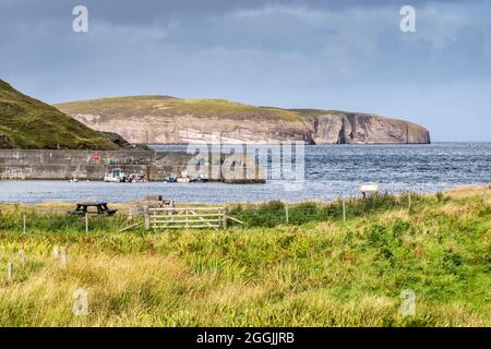 Skerray Bay, direkt an der NC500, an der Nordküste Schottlands. Am Horizont steht Eilean Nan Ron. Stockfoto