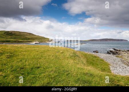 Skerray Bay, direkt an der NC500, an der Nordküste Schottlands. Am Horizont rechts ist Eilean Nan Ron. Stockfoto