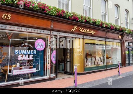 Cork, Irland - 14. Juli 2021: Die Vorderseite des J Casey Möbelhauses in Cork City Stockfoto