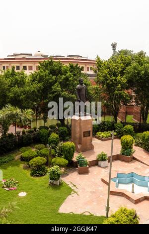 Blick auf die Statue des indischen Freiheitskämpfers Bal Gangadhar Tilak vor dem Obersten Gerichtshof. Stockfoto