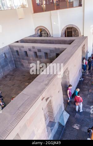 CUZCO, PERU - 23. MAI 2015: Mauern der Qorikancha-Tempelruinen der Inka in Cuzco, Peru. Stockfoto