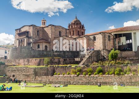 CUZCO, PERU - 23. MAI 2015: Qorikancha Ruinen und Kloster Santo Domingo in Cuzco, Peru. Stockfoto