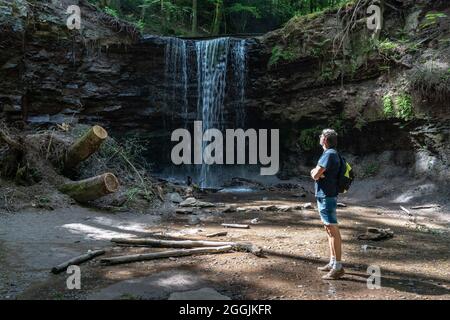 Europa, Deutschland, Baden-Württemberg, Schwäbischer Wald, Murrhardt, Wanderer staunten über den vorderen Hörschbach-Wasserfall Stockfoto