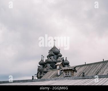 Hölzerne orthodoxe Pokrowskaja Kirche. Der aktuelle Tempel im Newski Waldpark. Stockfoto