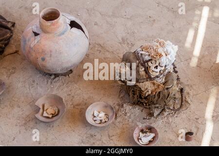 Erhaltene Mumie in einem Grab des Chauchilla-Friedhofs in Nazca, Peru Stockfoto