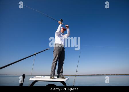 Angeln auf Rotbarsch auf Isle of Palms, South Carolina. Stockfoto