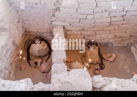 Erhaltene Mumien in einem Grab des Chauchilla-Friedhofs in Nazca, Peru Stockfoto