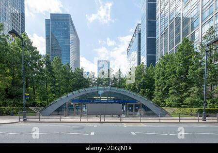 LONDON, GROSSBRITANNIEN - 10. Aug 2021: Der Eingang zur U-Bahnstation Canary Wharf Stockfoto