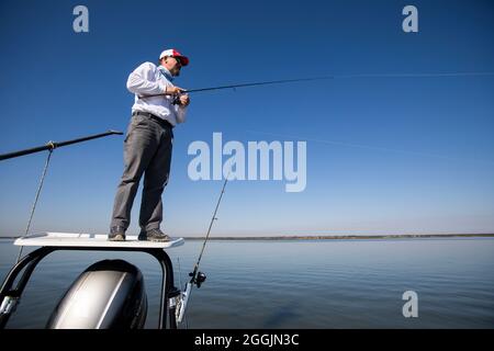 Angeln auf Rotbarsch auf Isle of Palms, South Carolina. Stockfoto