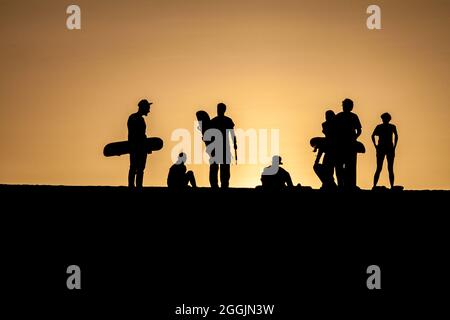 Silhouetten von Sandgrenzen während des Sonnenuntergangs in der Nähe der Wüstenoase Huacachina in der Nähe von Ica, Peru Stockfoto