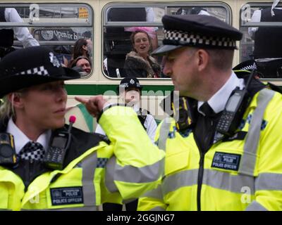 Extinction Rebellion-Aktivisten London 31. August 2021. Demonstranten blockieren die London Bridge mit einem Bus als Teil der laufenden XR-Proteste in London, während Polizeibeamte den Bus mit Demonstranten an Bord bewachen Stockfoto