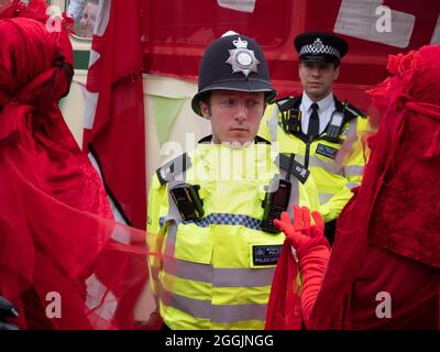 Extinction Rebellion-Aktivisten London 31. August 2021, Mitglieder der Roten Brigade, die während des Protestes mit Polizisten auf der London Bridge zusammenkamen Stockfoto