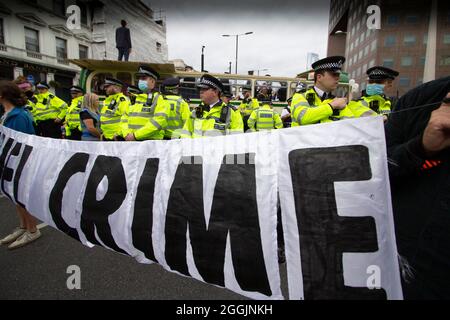 Extinction Rebellion-Aktivisten London 31. August 2021. Demonstranten blockieren die London Bridge mit einem Bus als Teil der laufenden XR-Proteste in London, während Polizeibeamte den Bus bewachen Stockfoto