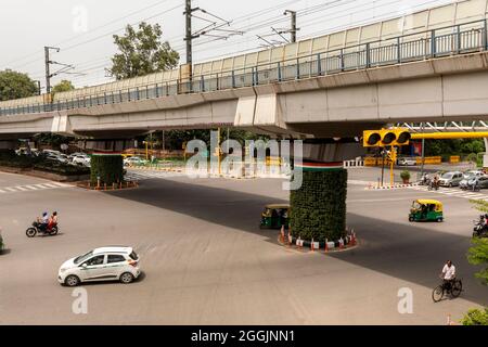 Blick auf die U-Bahn-Linie von Delhi U-Bahn über eine befahrene Straße. Stockfoto