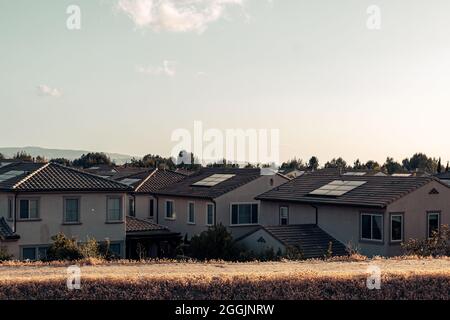 IRVINE, USA - 22. Mai 2021: Ein Viertel in Irvine, Kalifornien, USA während des Sonnenuntergangs Stockfoto