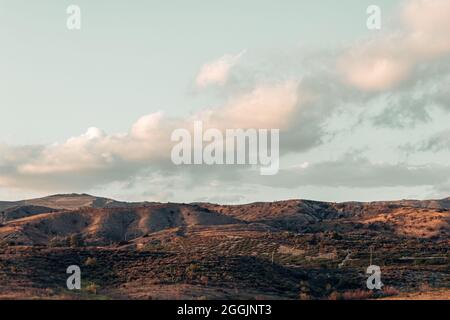 IRVINE, USA - 22. Mai 2021: Die Natur von Irvine während eines bewölkten Sonnenuntergangs in Kalifornien, USA Stockfoto