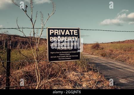 IRVINE, USA - 22. Mai 2021: Ein privates Grundstücksschild in den trockenen Hügeln von Irvine, Kalifornien, USA Stockfoto