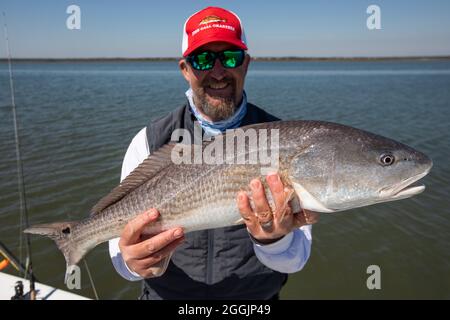 Angeln auf Rotbarsch auf Isle of Palms, South Carolina. Stockfoto