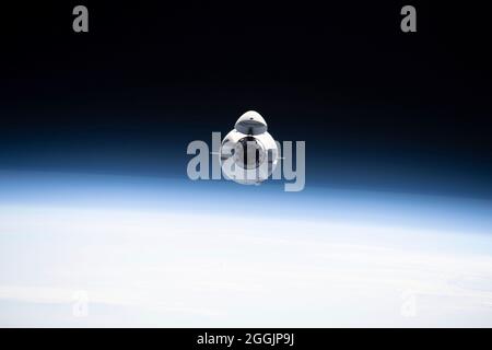 International Space Station, Vereinigte Staaten von Amerika. 30. August 2021. Die Raumsonde SpaceX Cargo Dragon nähert sich einem autonomen Andocken an den internationalen Andockadapter Harmony-Modul auf der Internationalen Raumstation am 30. August 2021 in Earth Orbit. Quelle: NASA Photo/Alamy Live News Stockfoto