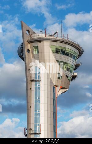 Moskau, Russland - 02. August 2015: Außenansicht des Kontrollturms im internationalen Flughafen Sheremetyevo. Stockfoto