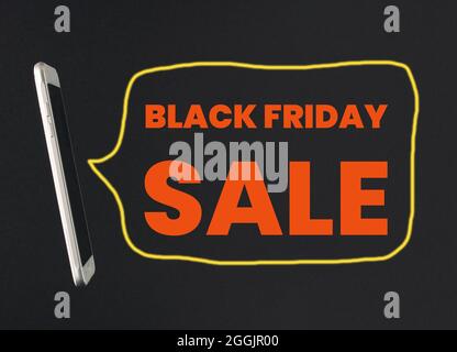 Weißes 3d-Handy mit den Worten Black Friday Sale im Sprechballon vor schwarzem Hintergrund geschrieben. Werbeidee. Minimale Bannerwerbung c Stockfoto