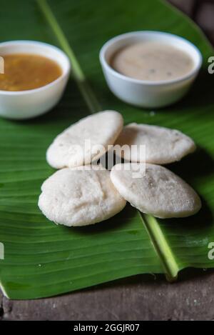 Südindische Snacks idli sambar oder Idly sambhar, zubereitet durch Dämpfen fermentierten Reis und serviert mit Kokosnuss-Dip und Gemüsesuppe. Stockfoto