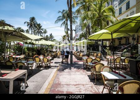 Blick auf den Ocean Drive entlang South Beach Miami im historischen Art déco, USA Stockfoto