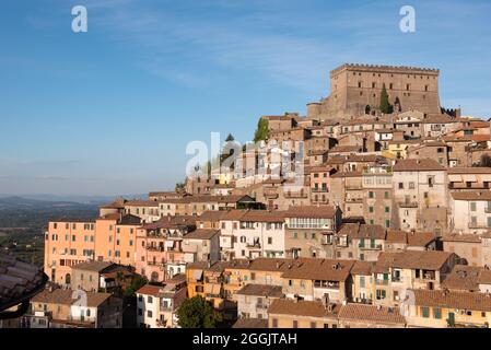 Panorama von Soriano nel Cimino mit Rocca Stockfoto