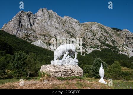 Campocatino, Garfagnana, Toskana, Italien. Ein Marmordenkmal, das dem Wolf gewidmet ist Stockfoto