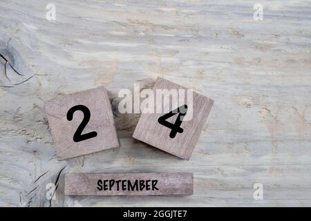 Nahaufnahme Kubuskalender für september auf einem Holzhintergrund mit Kopierfläche Stockfoto