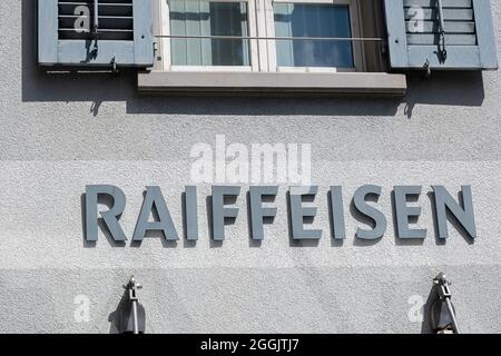 BULACH, SCHWEIZ - 27. APRIL 2020: Die österreichische Raiffeisenbank ist die drittgrößte Bankengruppe der Schweiz. Eine Filiale der Bank in Bulach Stockfoto