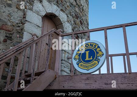 SAINT TROPEZ, FRANKREICH - 31. DEZEMBER 2019: Ein Zeichen des Lions Club International auf dem Turm der Stadtmauer von Saint Tropez. Stockfoto