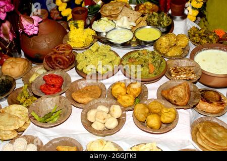 Traditionelle indische Festliche Speisen und Süßigkeiten werden in biologisch abbaubarer Einweg-Palash (Butea monosperma) Blattschale und Dona mit indischer Kultur, Assort, serviert Stockfoto