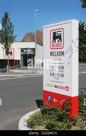 AALST, BELGIEN, 25. AUGUST 2021: Außenansicht des neu erbauten Delhaize Supermarktes in Aalst. Die Delhaize Group ist eine belgische Supermarktkette mit Stockfoto