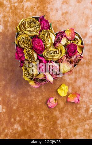 Herzform, hergestellt aus getrockneten Rosen Stockfoto