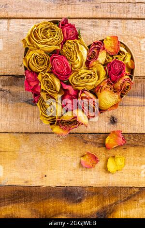 Herzform, hergestellt aus getrockneten Rosen Stockfoto