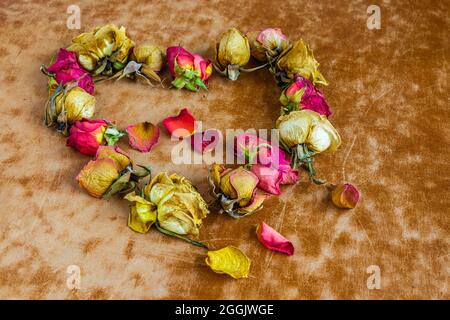 Herzform, hergestellt aus getrockneten Rosen Stockfoto