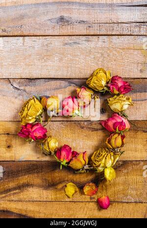 Herzform, hergestellt aus getrockneten Rosen Stockfoto