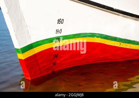 Bunte Malerei auf Bug des Amazonas Regenwald Holzboot in sonnigen Sommertag. Alter do Chão, para, Brasilien. Konzept der Natur, Naturschutz. Stockfoto